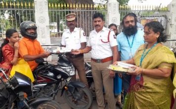 ஹெல்மெட் அணிந்து இரு சக்கர வாகனம் ஓட்டியவர்களுக்கு புத்தாடை, ஐஸ்கிரீம் வழங்கி நண்பர்கள் தின வாழ்த்துக்களை தெரிவித்து நூதன விழிப்புணர்வு