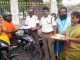 ஹெல்மெட் அணிந்து இரு சக்கர வாகனம் ஓட்டியவர்களுக்கு புத்தாடை, ஐஸ்கிரீம் வழங்கி நண்பர்கள் தின வாழ்த்துக்களை தெரிவித்து நூதன விழிப்புணர்வு