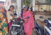 ஹெல்மெட் அணிந்து இரு சக்கர வாகனம் ஓட்டி வந்தவர்களுக்கு கட்டா குஸ்தி 2 திரைப்படம் பார்க்க டிக்கெட் வழங்கி இன்ப அதிர்ச்சி கொடுத்த ஜோதி தொண்டு நிறுவனம்