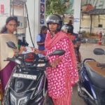 ஹெல்மெட் அணிந்து இரு சக்கர வாகனம் ஓட்டி வந்தவர்களுக்கு கட்டா குஸ்தி 2 திரைப்படம் பார்க்க டிக்கெட் வழங்கி இன்ப அதிர்ச்சி கொடுத்த ஜோதி தொண்டு நிறுவனம்