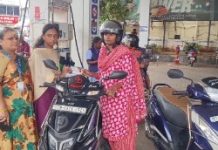 ஹெல்மெட் அணிந்து இரு சக்கர வாகனம் ஓட்டி வந்தவர்களுக்கு கட்டா குஸ்தி 2 திரைப்படம் பார்க்க டிக்கெட் வழங்கி இன்ப அதிர்ச்சி கொடுத்த ஜோதி தொண்டு நிறுவனம்