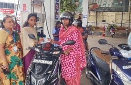 ஹெல்மெட் அணிந்து இரு சக்கர வாகனம் ஓட்டி வந்தவர்களுக்கு கட்டா குஸ்தி 2 திரைப்படம் பார்க்க டிக்கெட் வழங்கி இன்ப அதிர்ச்சி கொடுத்த ஜோதி தொண்டு நிறுவனம்