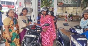 ஹெல்மெட் அணிந்து இரு சக்கர வாகனம் ஓட்டி வந்தவர்களுக்கு கட்டா குஸ்தி 2 திரைப்படம் பார்க்க டிக்கெட் வழங்கி இன்ப அதிர்ச்சி கொடுத்த ஜோதி தொண்டு நிறுவனம்